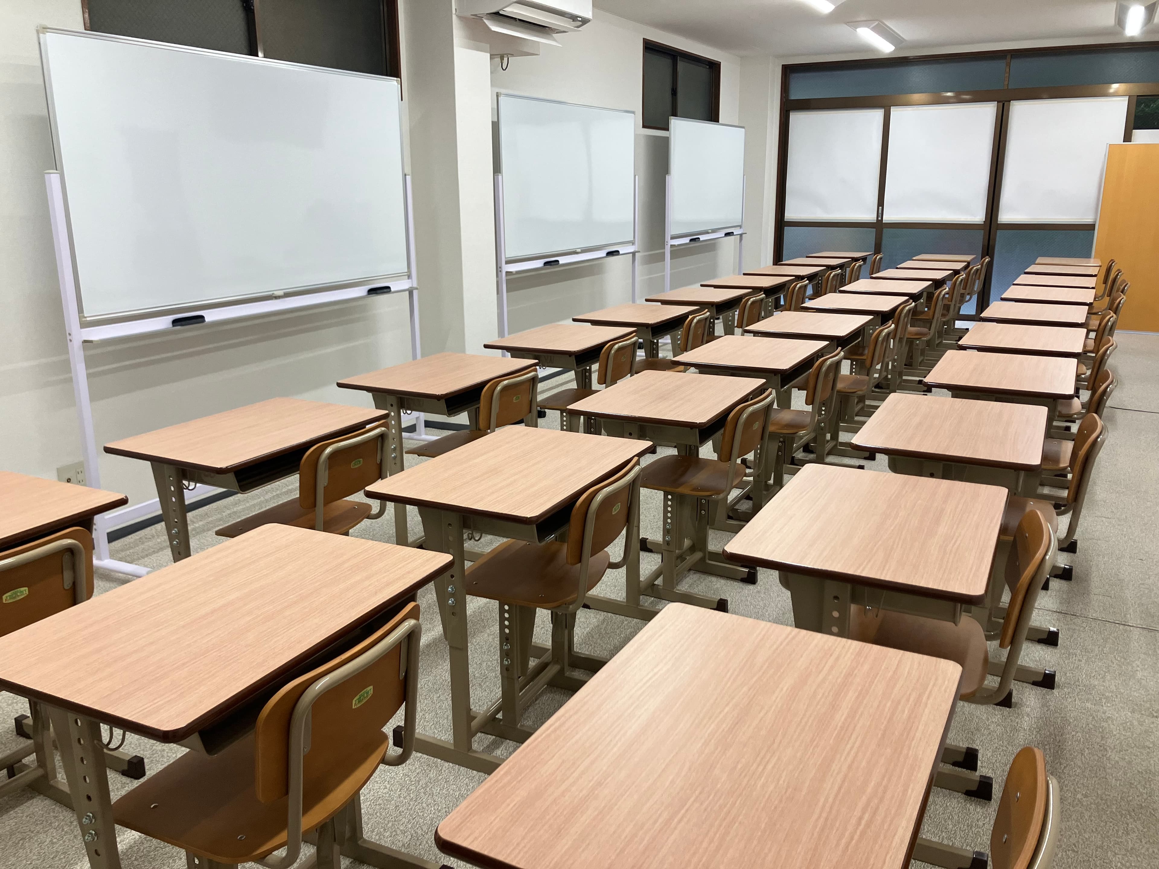 広くて明るい御徒町学院の教室