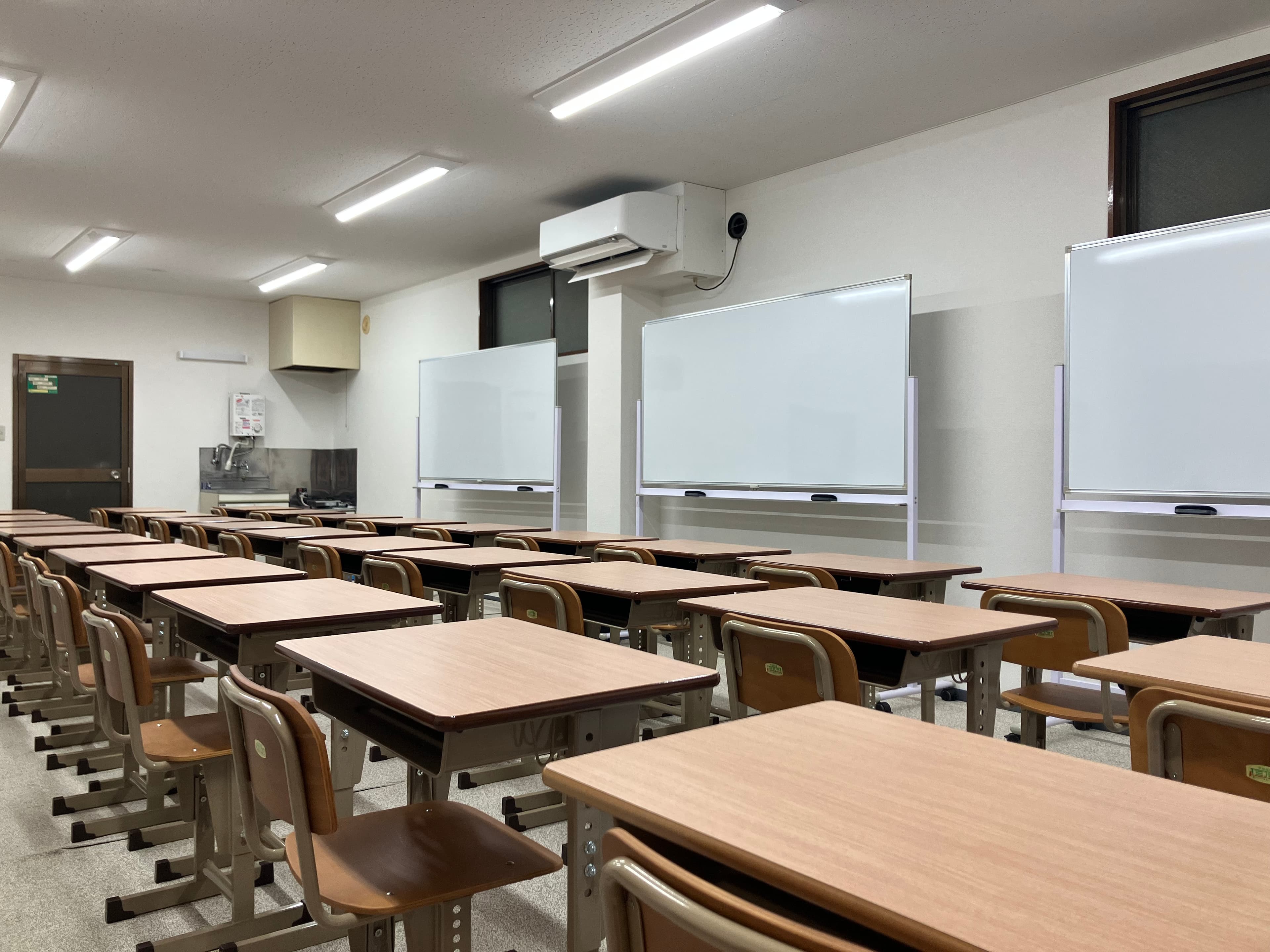 広く明るい御徒町学院の教室